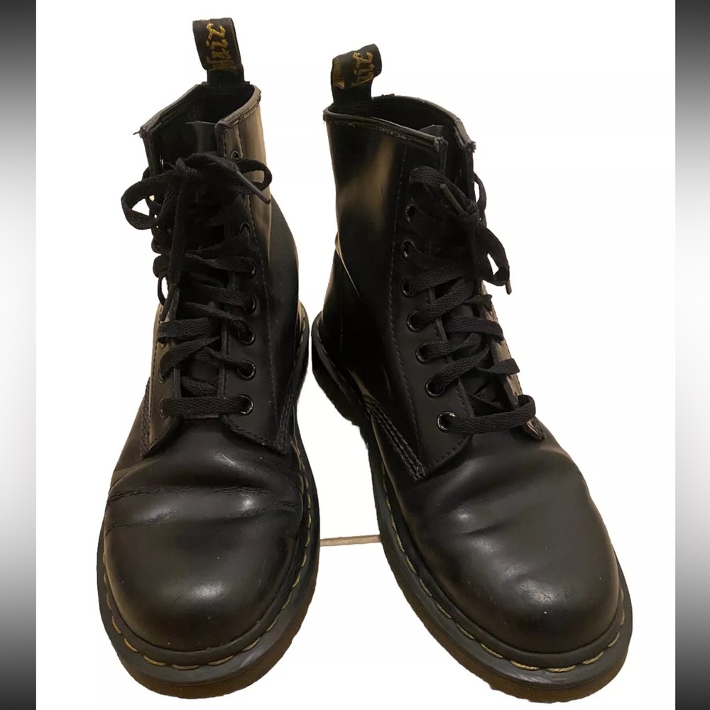 Dr. Martens 1460 Men’s 7 Women’s 8 Original Smooth Leather Lace Up Boots